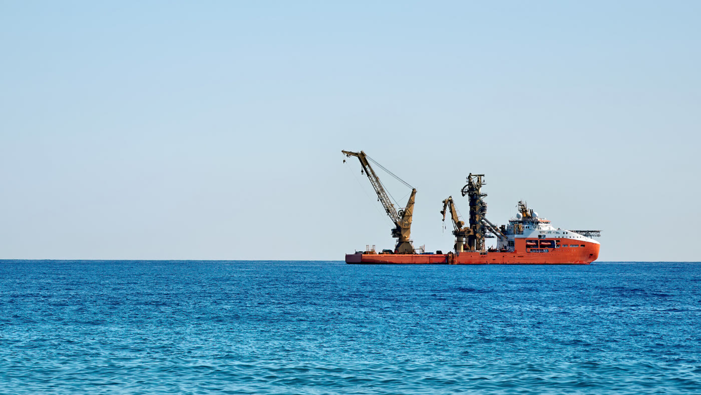 Offshore support vessel with cranes operating at sea